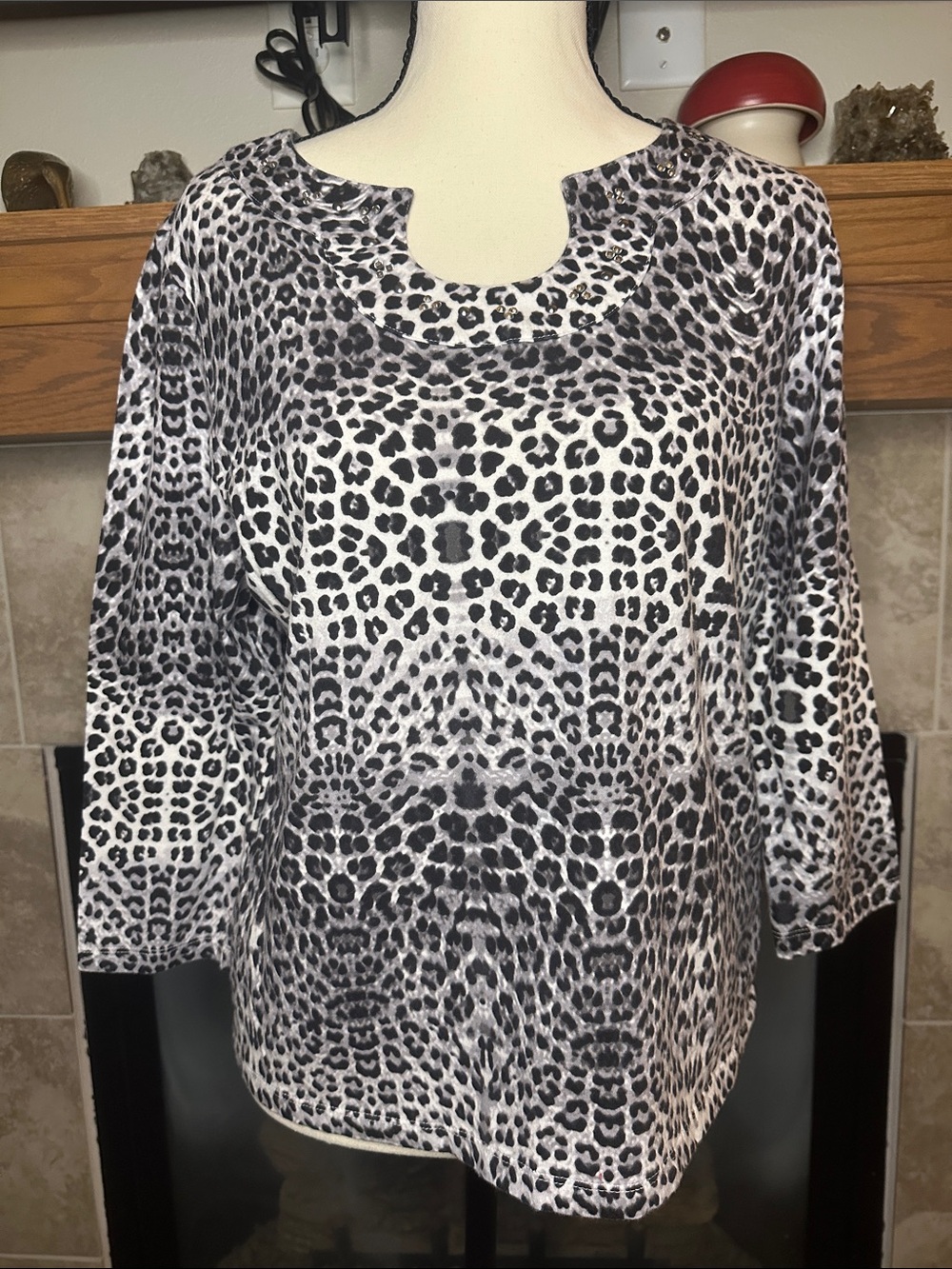 Hearts of Palm Women's Black & White Leopard Print Scoop Neck Embellished Top M